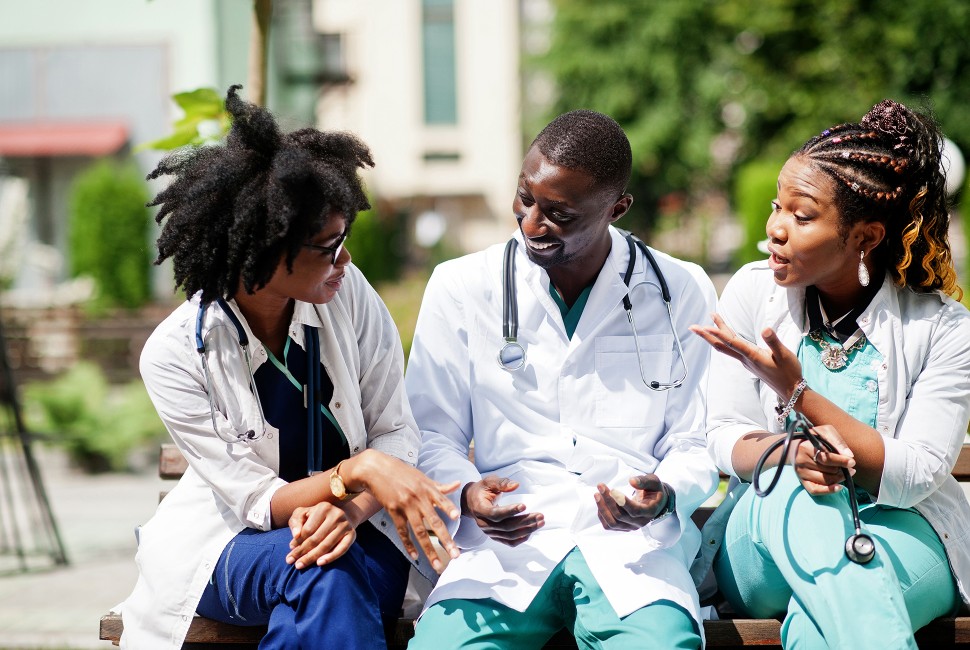 Futurs professionnels de santé échangeant en extérieur